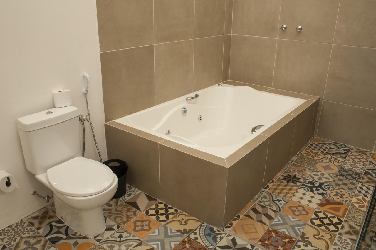 Suíte com Cama King-size e Banheira de Hidromassagem